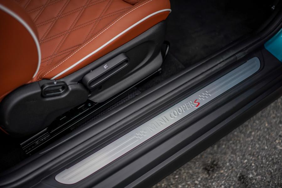 Детали интерьера Mini Cooper S Cabrio (F57) 2018 года  (MY) (фото 17 из 20)